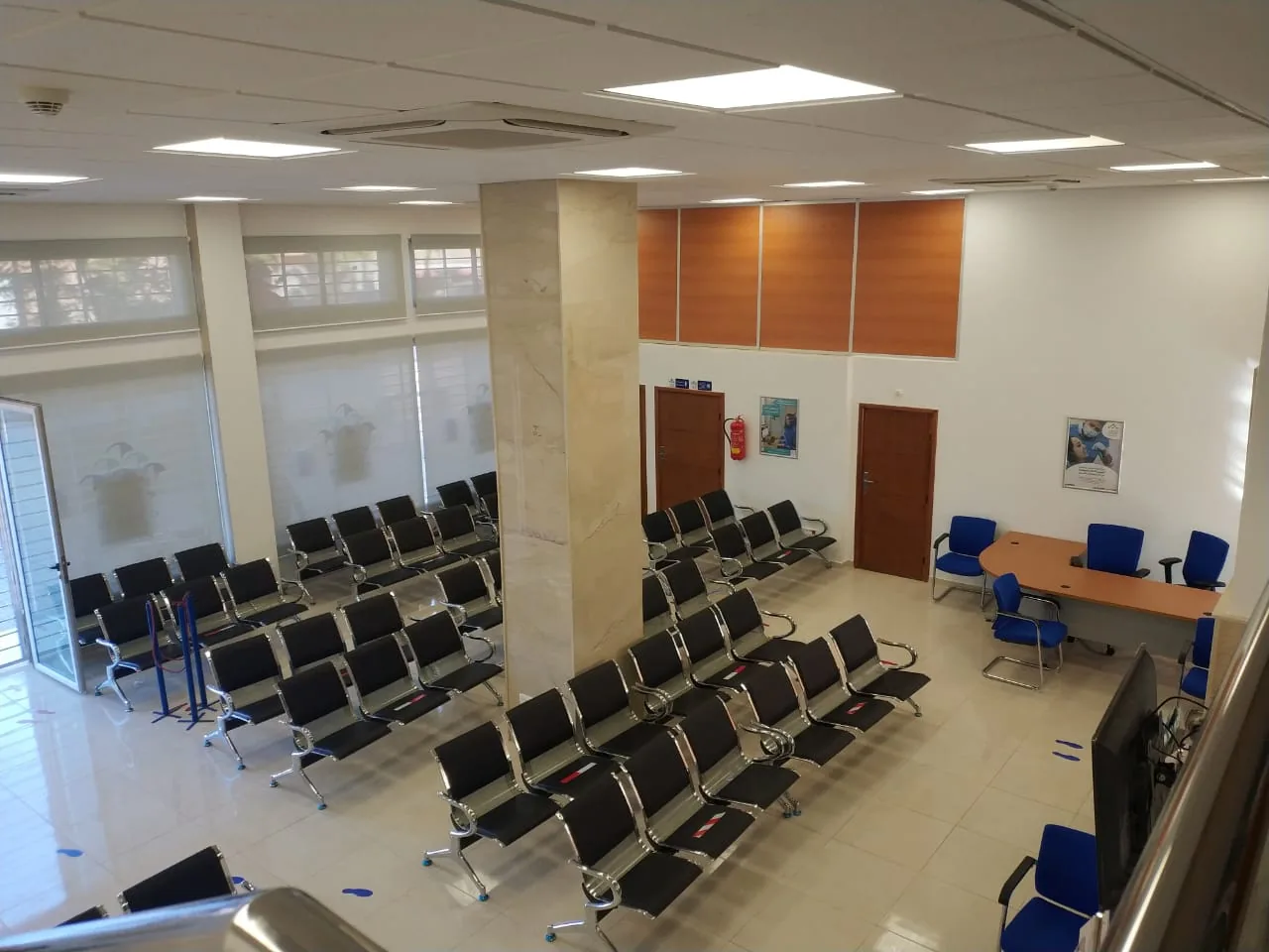 Salle d’attente : faux plafond, éclairage et mobilier