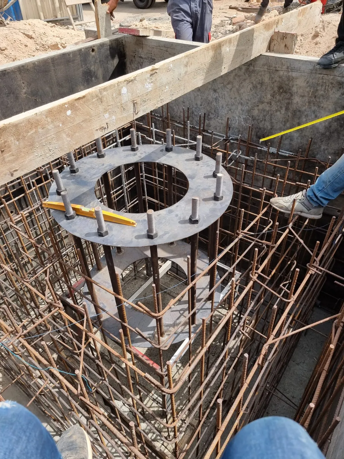 Massif d’ancrage : ferraillage et platine de fixation